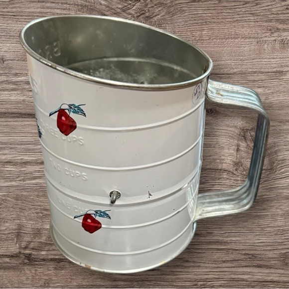 Vintage Bromwell's Flour Sifter with Red Apple Design - Picture 4 of 7
